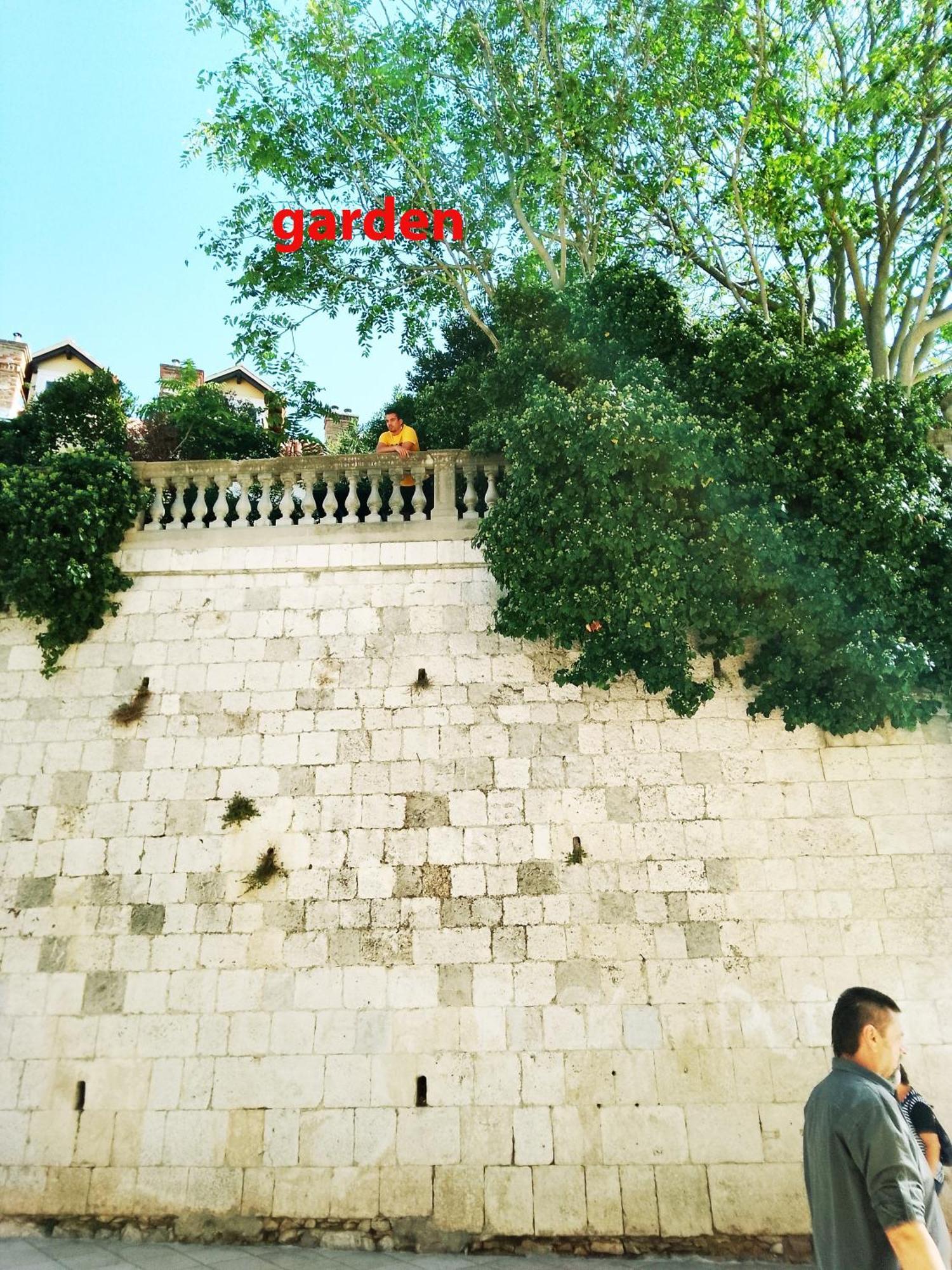 Garden In The Center Split Exterior foto