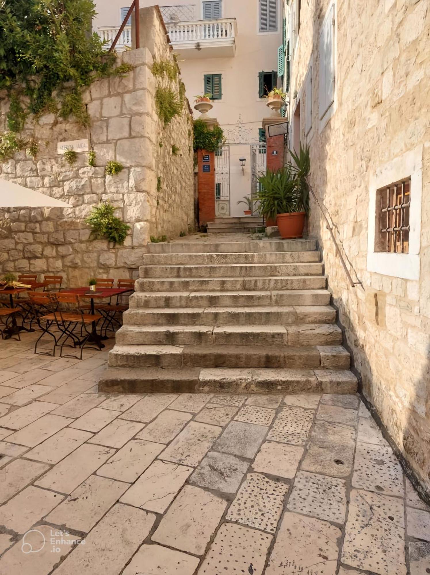Garden In The Center Split Exterior foto