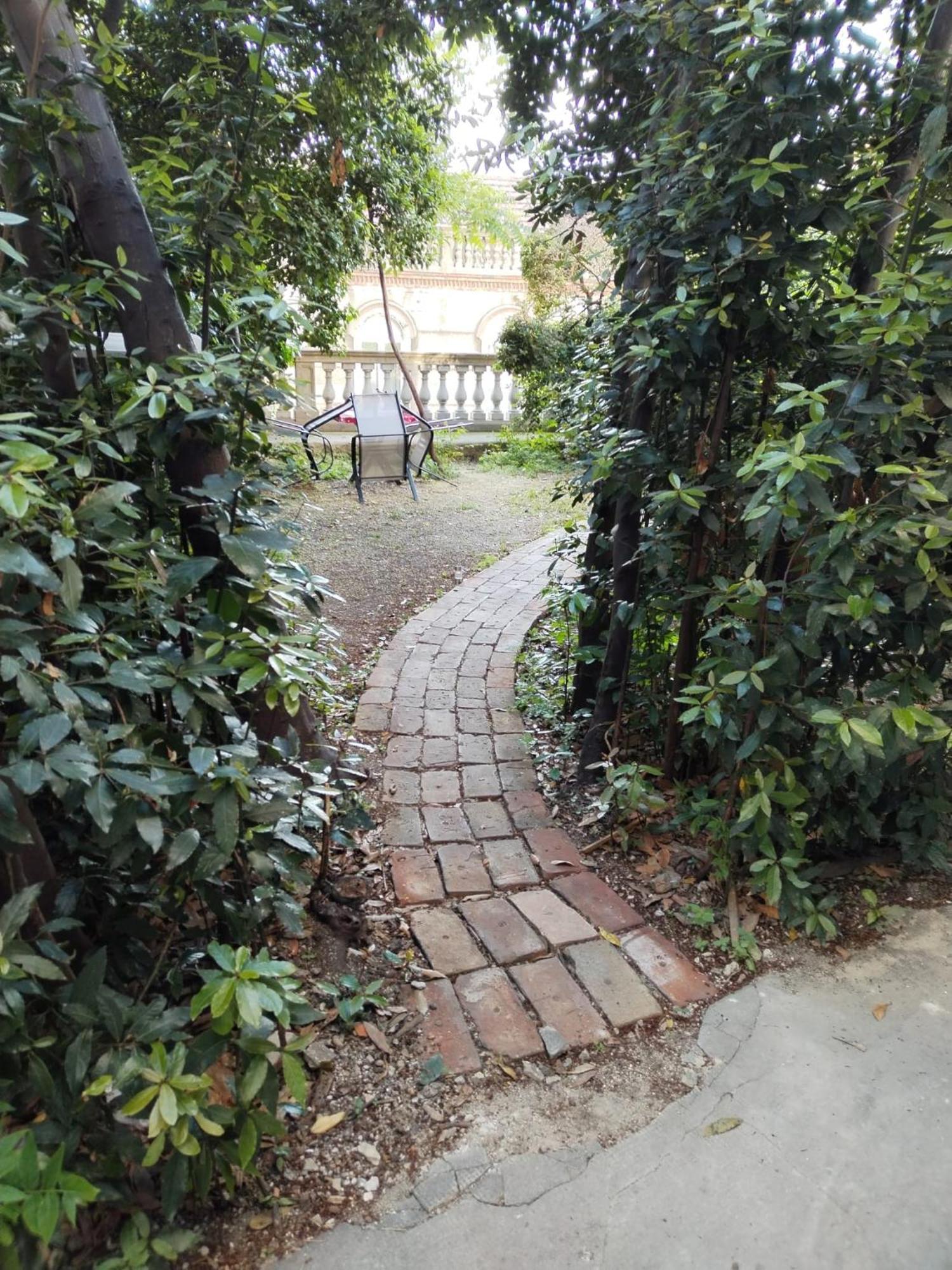 Garden In The Center Split Exterior foto